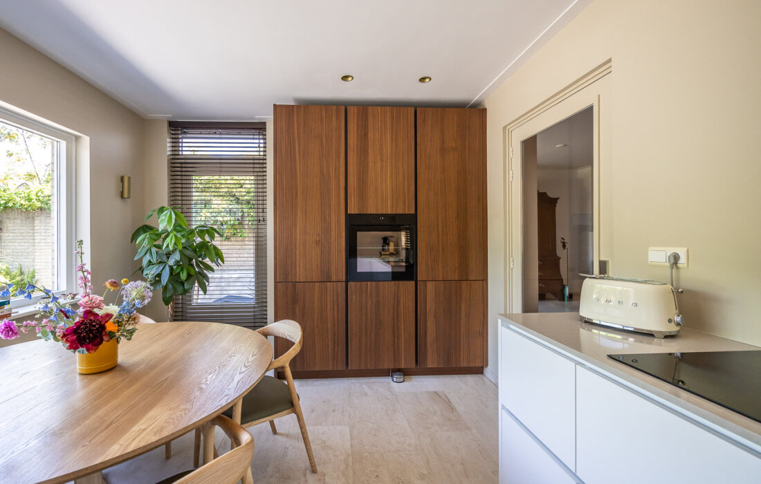 moderne japandi stijl keuken met houten kastenwand