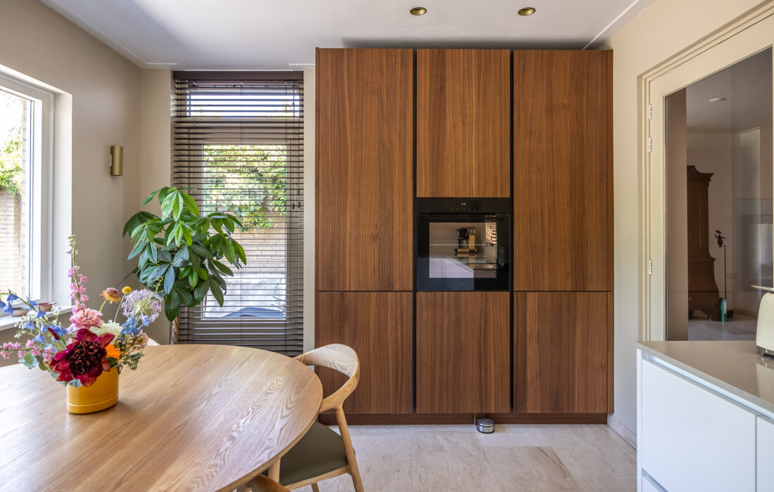 keuken apparatuur wand met houten fronten