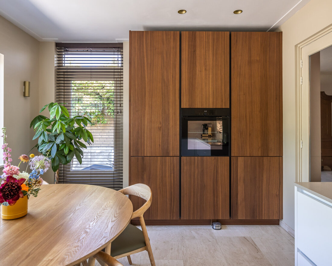 keuken apparatuur wand met houten fronten