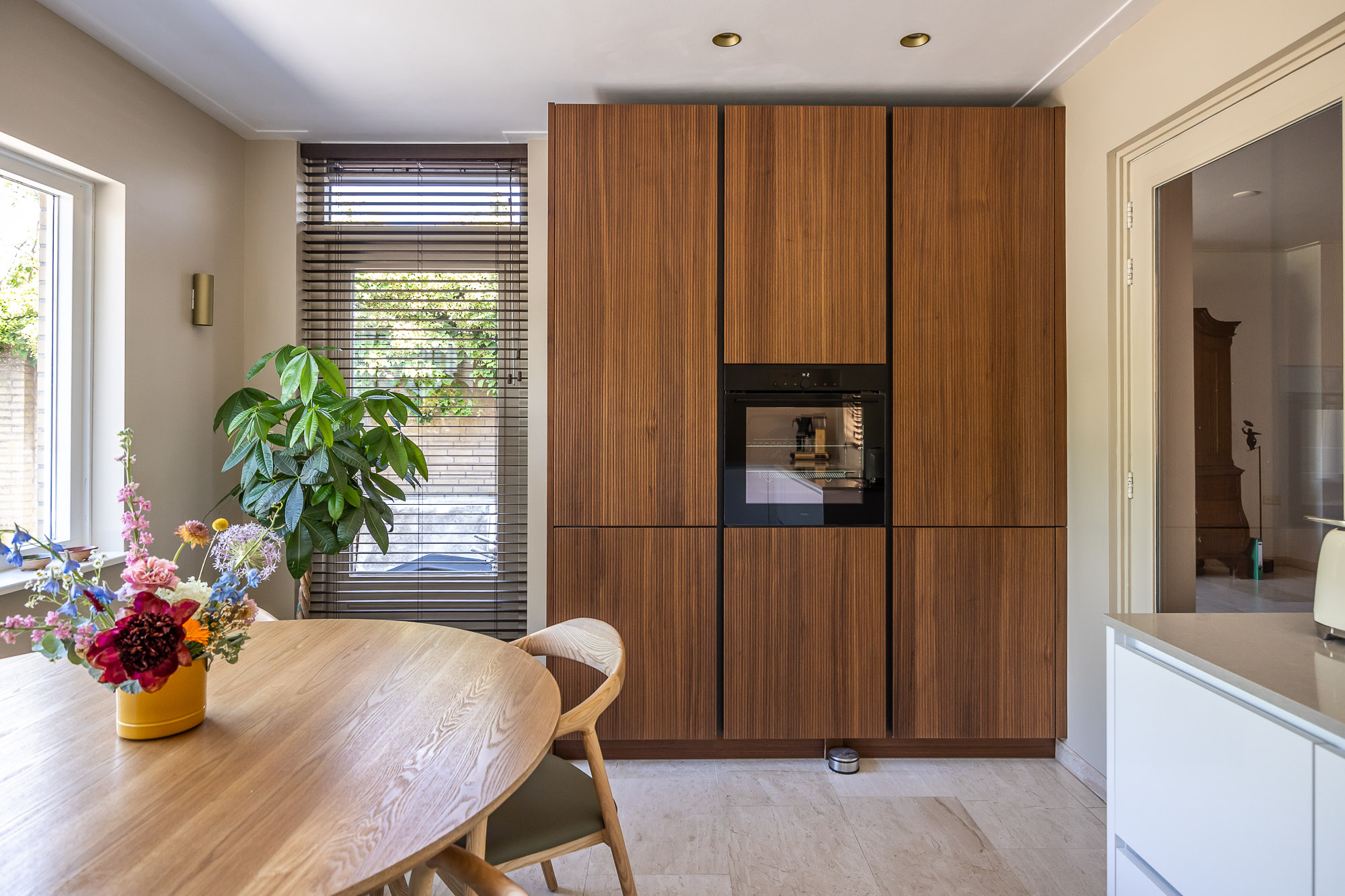 keuken apparatuur wand met houten fronten