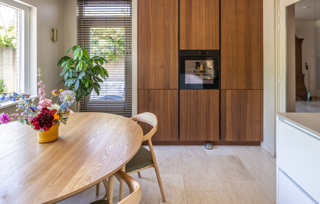 houten keuken wand met groeven en ingebouwde keuken