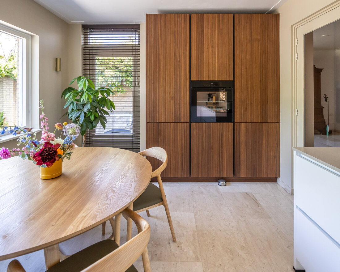 houten keuken wand met groeven en ingebouwde keuken