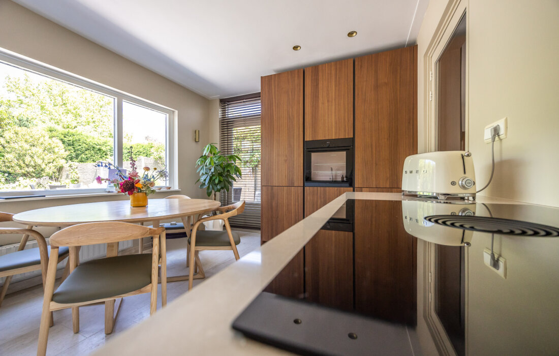 keuken met losse keukenwand met houten fronten