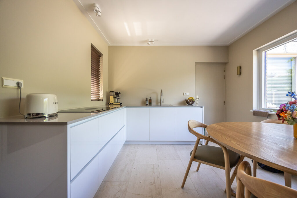 moderne greeploze keuken in L vorm