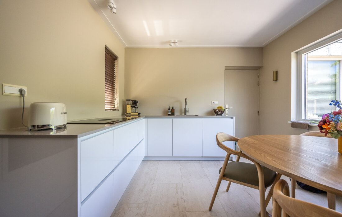 moderne greeploze keuken in L vorm