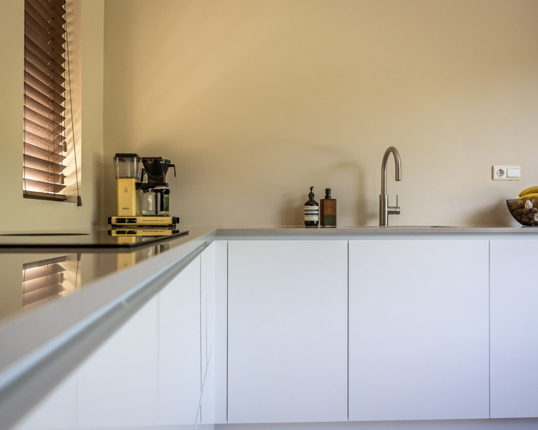 witte moderne en greeploze keuken