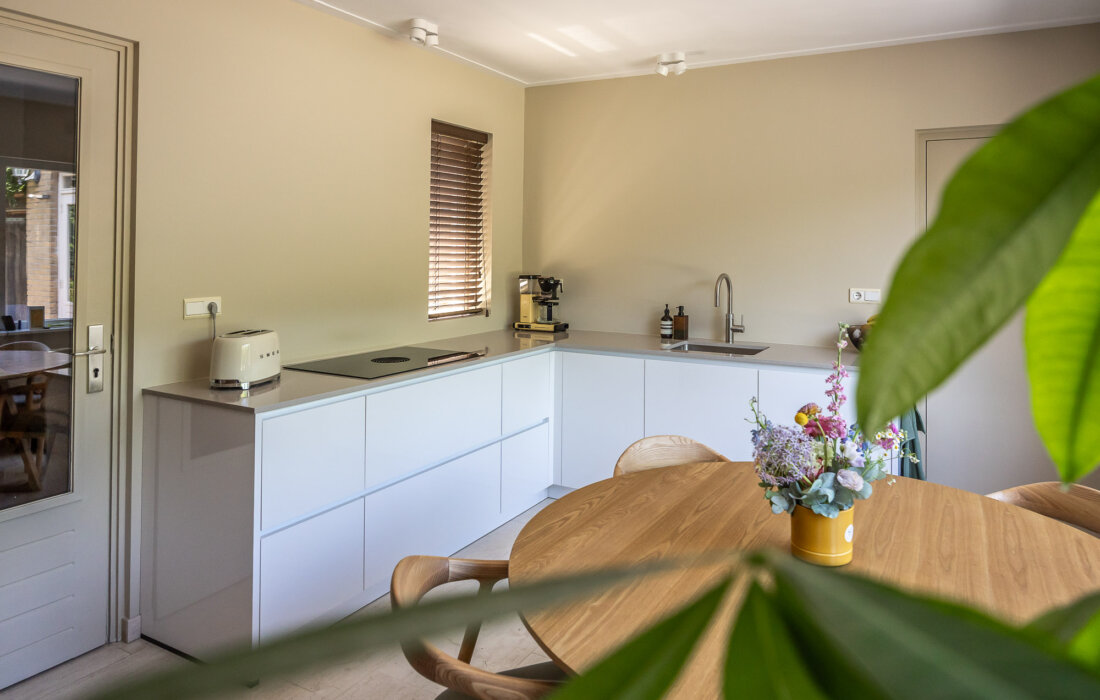 moderne japandi witte keuken