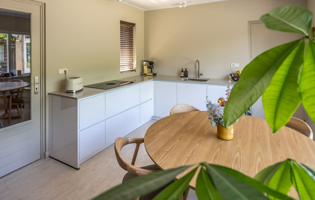 moderne hoogglans witte japandi keuken