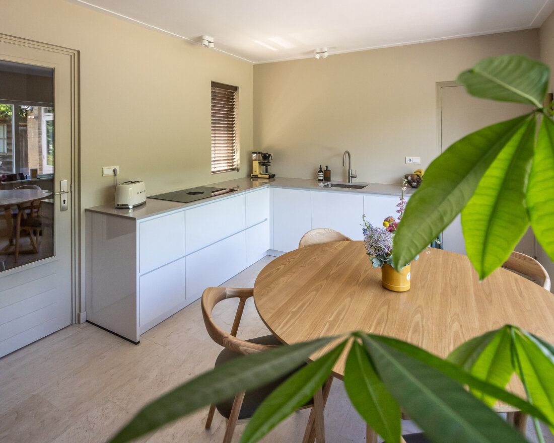 moderne hoogglans witte japandi keuken