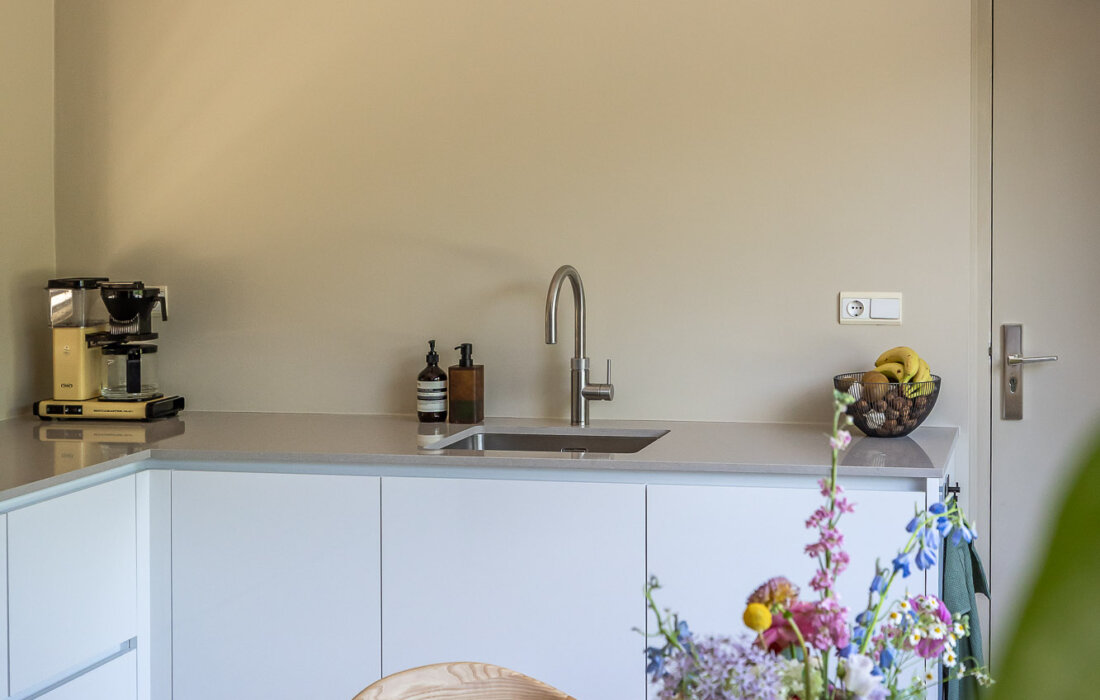 moderne hoek keuken in witte kleur