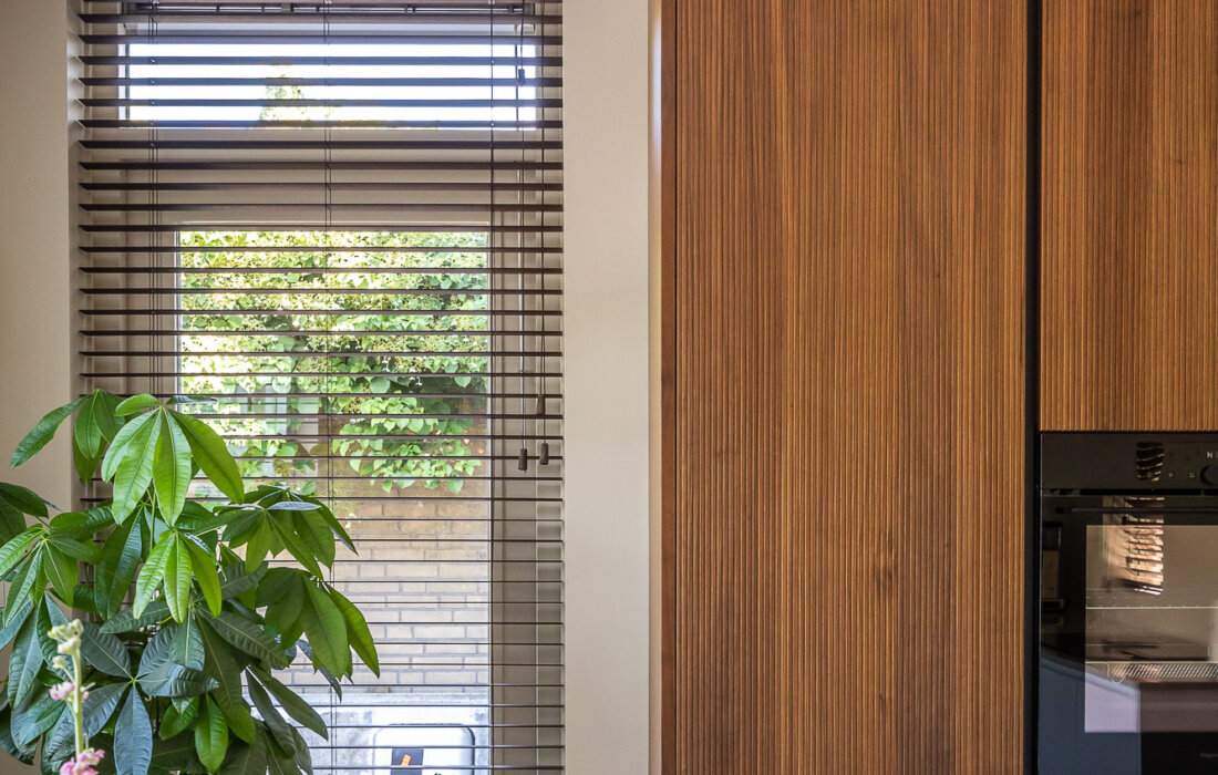 houten keukenwand met groeven