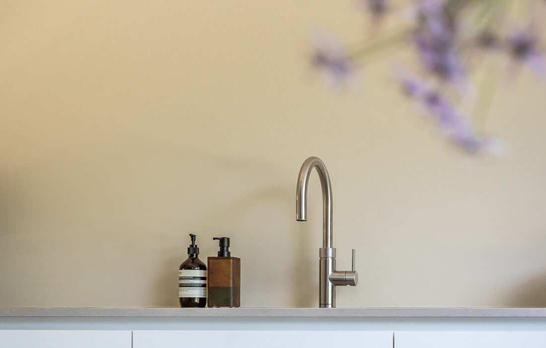witte keuken met RVS Quooker kraan