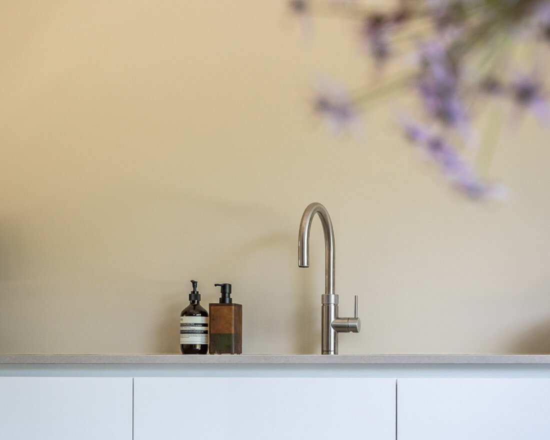 witte keuken met RVS Quooker kraan