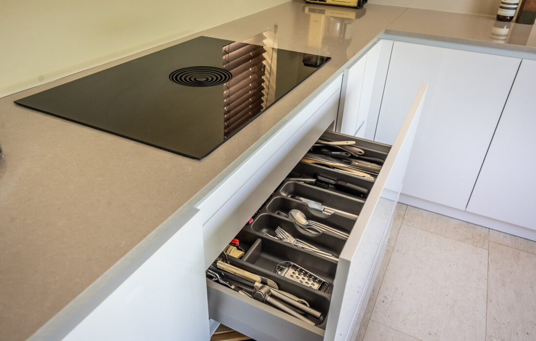 moderne keuken met opbergruimte en bora kookplaat