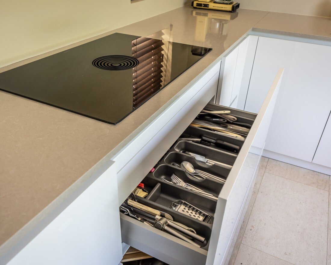 moderne keuken met opbergruimte en bora kookplaat