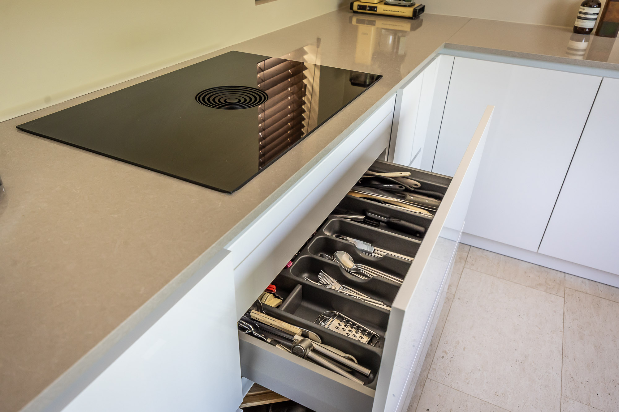 moderne keuken met opbergruimte en bora kookplaat