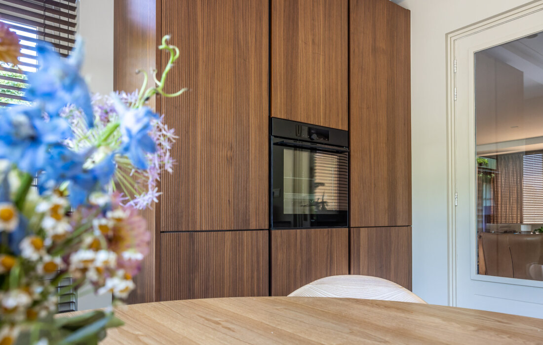 houten keukenwand met ingebouwde oven